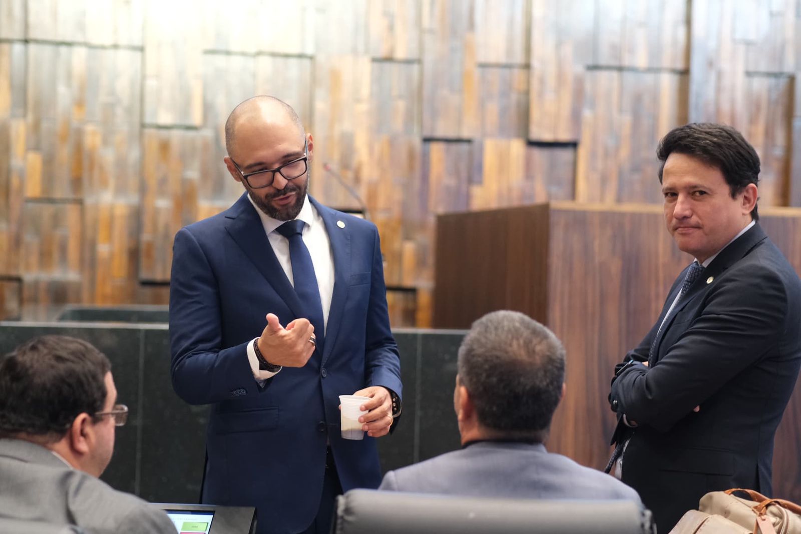 Alexandre Knoploch conversando no plenário