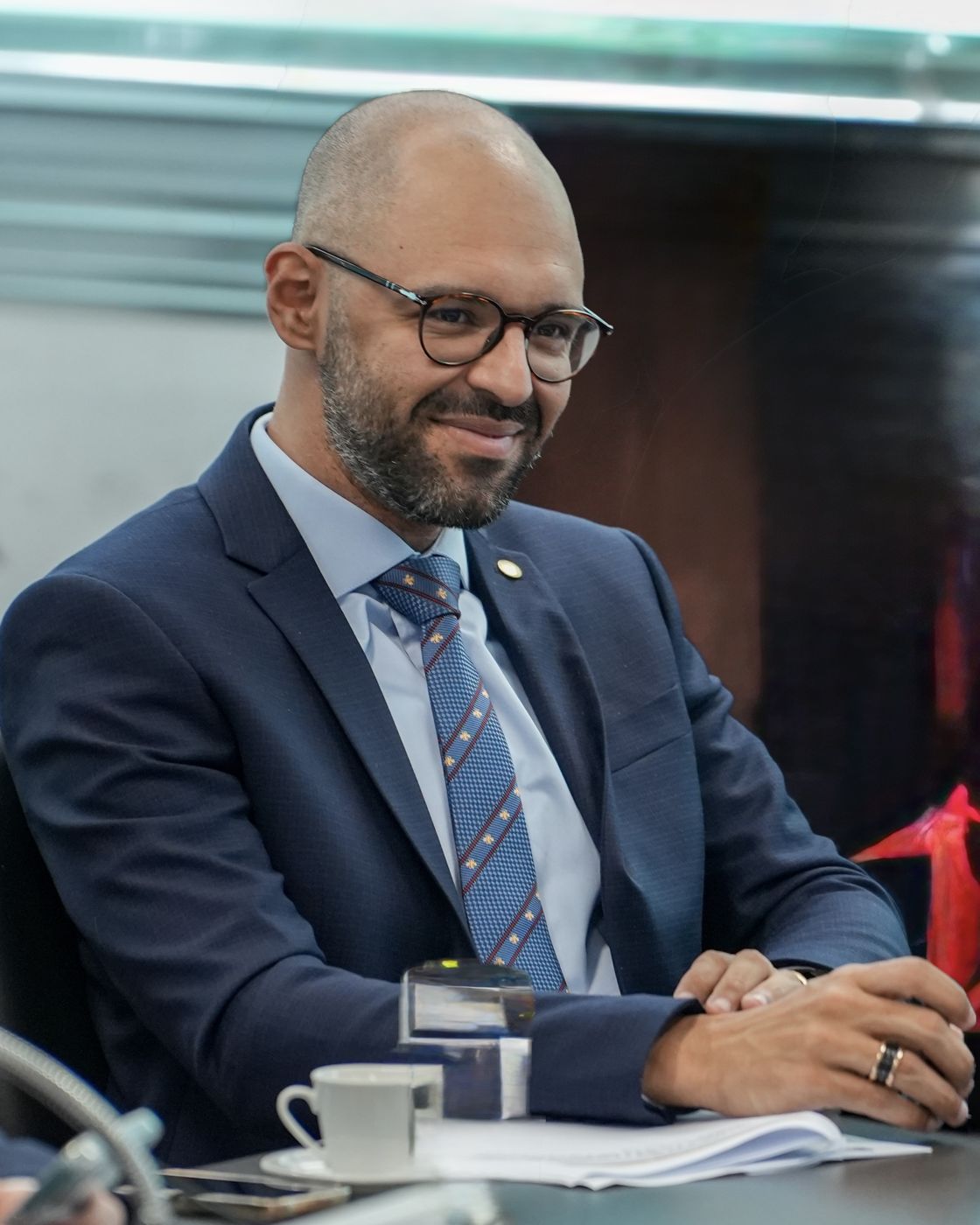 Alexandre Knoploch, de terno, em reunião na ALERJ