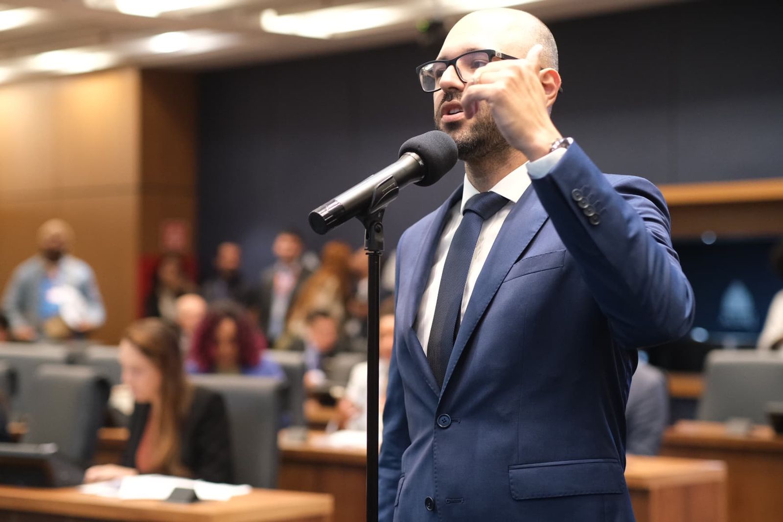 Alexandre Knoploch ao microfone no plenário
