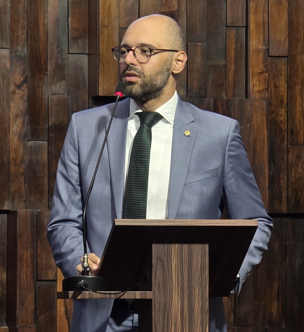 Alexandre Knoploch discursando na tribuna